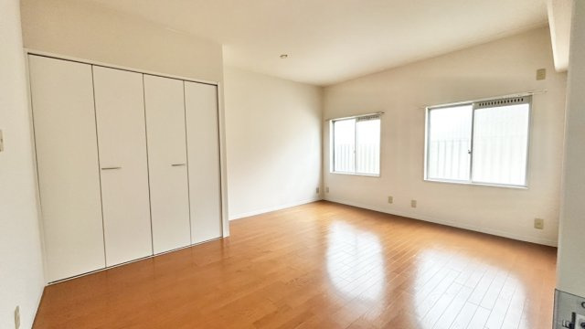 メゾン住吉川の洋室|北西側の洋室です。照明をつけなくても明るい空間です。
