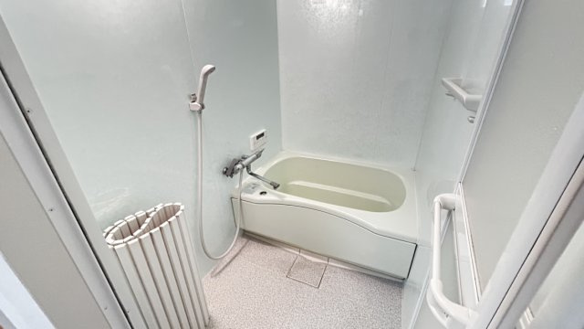 メゾン住吉川の浴室|明るく清潔感のあるユニットバスです。追い炊き機能がついているため、ご家族で入浴の時間が異なっても温かいお湯に浸かれます。