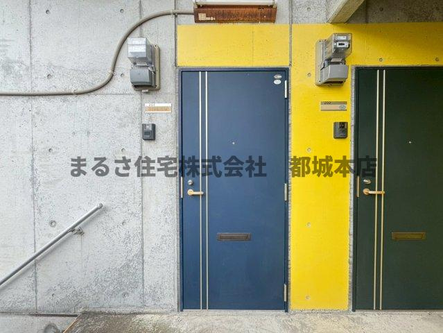 センチュリー金田H棟の玄関