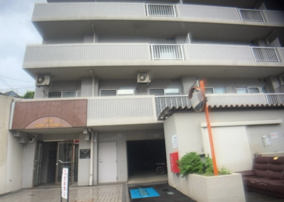【中庭】 | クリオ相武台１番館 | 中庭（パティオ）とは、一つの建築物の内部に設けられた、壁などで囲われている庭のことを指します。コの字型、ロの字型が主流ですが、L字型の中庭もあります。最近では、インテリア性の高さからも人気があります。