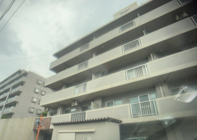 【構造・工法・仕様】 | クリオ相武台１番館 | ＲＣ造、Reinforced Concreteは直訳すると補強されたコンクリートです。主に柱や梁・床・壁が鉄筋とコンクリートで構成おり、鉄筋を組んだ型枠にコンクリートを流し込んで固めたものを指します。