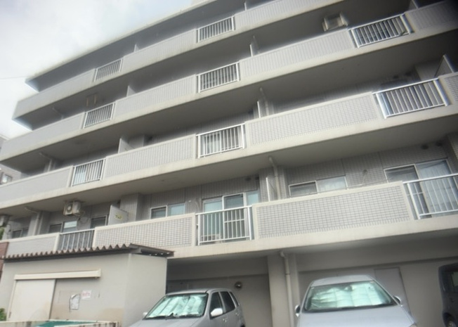 【外観】 | クリオ相武台１番館 | 外観はマンション管理がされているかの目安になります。築年数が古いと、壁面は劣化してひび割れが生じることも！建物が古びていても細かいところが修繕されていると、きちんと管理されているなぁと感じるでしょう。