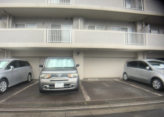 【駐車場】 | クリオ相武台１番館 | 駐車場と明記されていても、最小スペースでつくられた駐車場だと大型車は駐車できなかったり、出入りしにくくなったりする可能性があります。お車のサイズと購入したい物件の駐車場のサイズを現地で確認しましょう。
