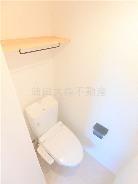 アピチェ池上のトイレ|棚と温水洗浄便座付きのトイレ