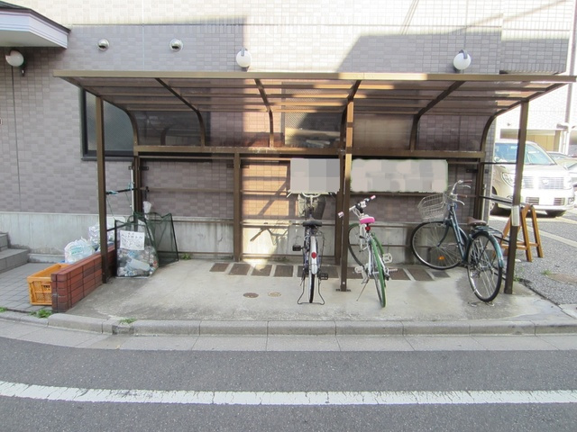 かいづかファミリア１のその他共用部分|屋根つきの自転車置場完備。