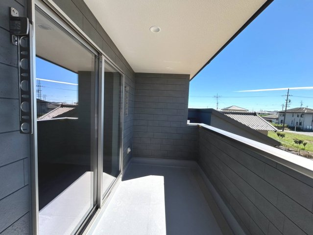 リーブルガーデン　一宮市春明　全4区画分譲の玄関|大容量のシューズ収納付きで玄関周りもすっきり！玄関ドアからの光が玄関ホールを明るくしてくれます。