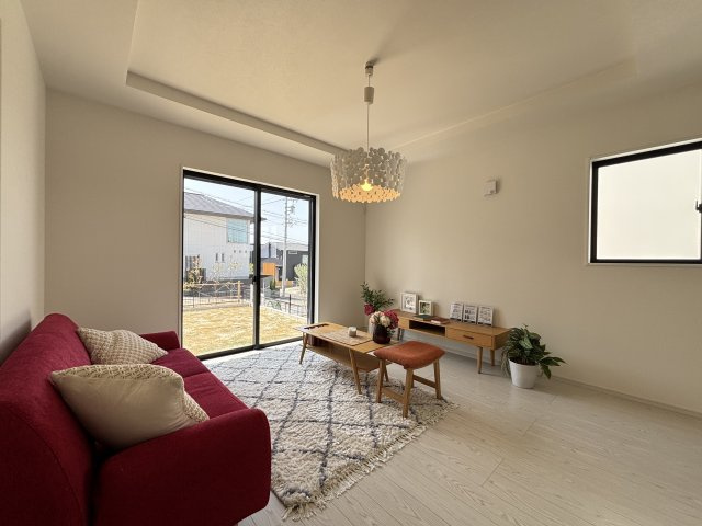 Re・Terrechez中川区九重町2期｜名古屋市の戸建ならホームアップの居間・リビング|【売主施工例】たっぷりの陽光が降り注ぎ、自然と家族が集まる明るい空間。笑顔あふれる団らんの時間がここから始まります。
