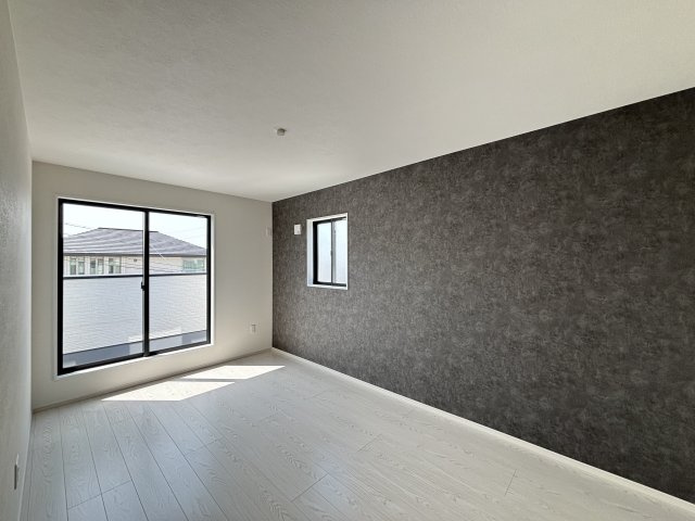 Re・Terrechez中川区九重町2期｜名古屋市の戸建ならホームアップの洋室|【売主施工例】窓から心地よい光と風を取り込む二面採光。プライベートな時間をゆったりと過ごせる、安らぎの居室空間です。