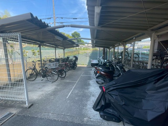 ルモン星田の駐輪場|屋根付きでバイク置場もございます。