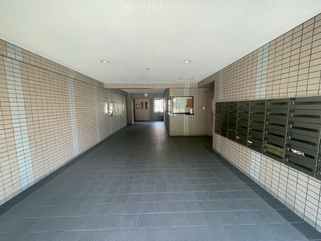 ルモン星田のエントランス|広々エントランス。