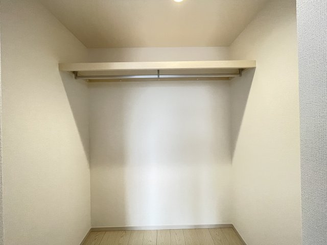 Re・Terrechez中川区九重町2期｜名古屋市の戸建ならホームアップの収納|【売主施工例】ご夫婦の衣類をまとめて収納できる頼もしい大容量WIC