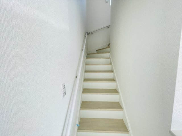 Re・Terrechez中川区九重町2期｜名古屋市の戸建ならホームアップの内装|【売主施工例】小さなお子様からご年配の方まで。家族みんなが安心して上り下りできるよう、安全性に配慮した手すり付き階段