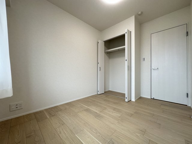 ヒルズ市が尾ブライトステージの洋室|開き戸の居室は子ども部屋、書斎など、ライフスタイルに合わせて柔軟にお使いいただけます。