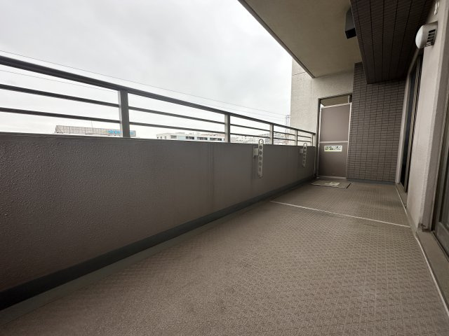 ヒルズ市が尾ブライトステージのバルコニー|撮影日はあいにくの曇り空でしたが南東向きで陽当りが良く洗濯物の渇きも早いので家事の時短に◎