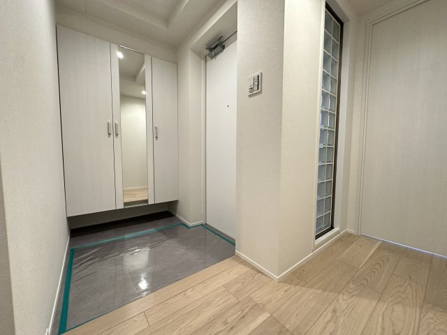 ヒルズ市が尾ブライトステージの玄関|マンションには珍しい窓付きのワイドな玄関です。朝の忙しい時間も玄関で渋滞せずに出発できますね。