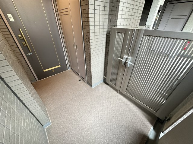 ヒルズ市が尾ブライトステージの玄関|プライバシー性も確保される専用玄関ポーチ付きの住戸です。