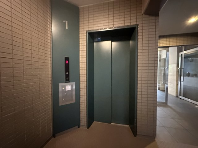 ヒルズ市が尾ブライトステージのその他共用部分|エレベーターを完備したマンションです。エントランスもバリアフリーなのでベビーカーでおでかけにも安心◎