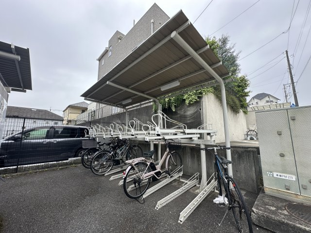 ヒルズ市が尾ブライトステージの駐輪場|雨や日差しから大切な自転車を守る室内駐輪場。愛車の劣化を防ぎ、雨の日でも快適に出し入れできます。