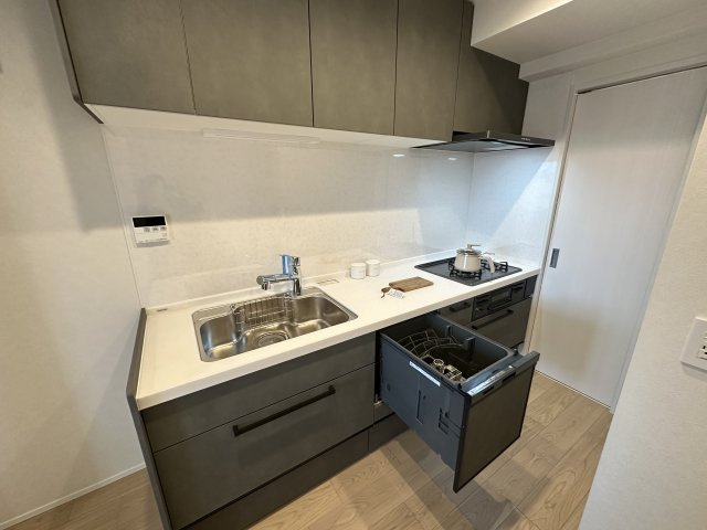 ヒルズ市が尾ブライトステージのキッチン|広々とした作業台はお料理の手際が良くなり自分時間も確保できますね。食洗器付きで片付け効率◎