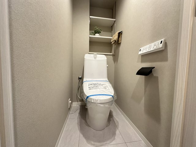 ヒルズ市が尾ブライトステージのトイレ|温水洗浄便座のトイレ設備です！トイレ上部にはあると便利な飾り棚を設置！