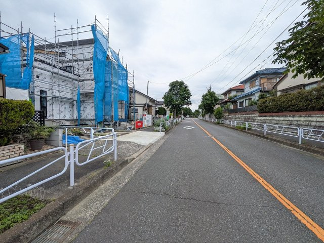 八王子市　北野台　新築一戸建て　３５期の前面道路含む現地写真|～北東側12ｍ道路に面しています～