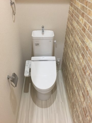温水洗浄便座付きのトイレです♪
