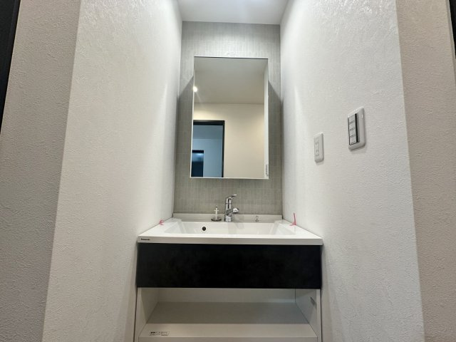 豊島区池袋本町2丁目 全2棟 2号棟の洗面所|玄関入ってすぐにあるウェルカムウォッシュ
帰宅時に直ぐに手洗いをしてから、お部屋に入ることができます