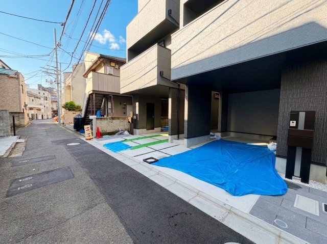 豊島区池袋本町2丁目 全2棟 2号棟の前面道路含む現地写真|前面道路東側道路に面する全2棟