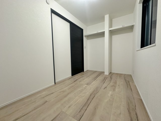 豊島区池袋本町2丁目 全2棟 2号棟の洋室|1階4.5帖のサービスルームにはオープンクローゼットがあり、お部屋が広くお使いいただけます