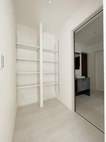 新築戸建・新築建売　福島市鳥谷野岩田　清明小・福島第一中の収納|食品庫としても使えるパントリー！可動棚付きなので便利です！