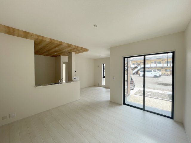 新築戸建・新築建売　福島市鳥谷野岩田　清明小・福島第一中の居間・リビング|キッチンの折下げ天井がおしゃれなリビングダイニングですね！