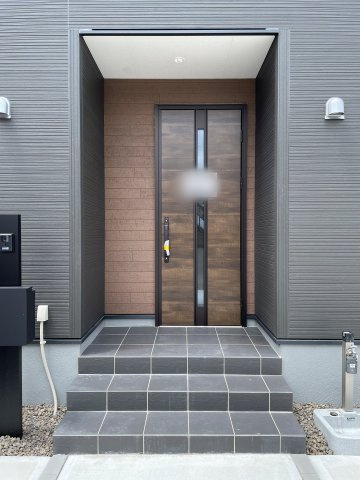 新築戸建・新築建売　福島市鳥谷野岩田　清明小・福島第一中の玄関|人感センサー付玄関灯がついています！