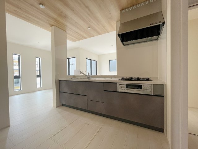 新築戸建・新築建売　福島市鳥谷野岩田　清明小・福島第一中のキッチン|対面キッチンになっているので片付けや料理の配膳も楽々です！