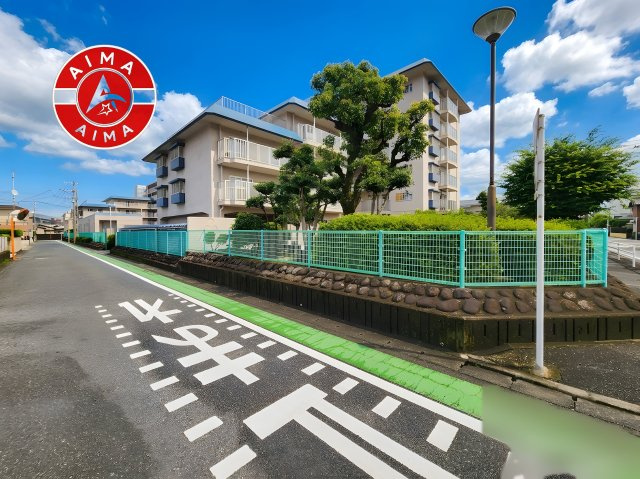 ローレルハイツ大橋の外観|物件入口の広々とした前面道路です。