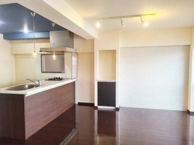 【居間・リビング】 | 甲南セゾン東灘 | LDK22帖、ゆとりの1LDK。アクセントウォール・エコカラットなどセンス溢れるお洒落な住まい♪
