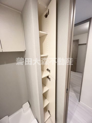 シーズンフラッツ大森ブライトの収納|洗濯機置き場横、洗面所の棚収納