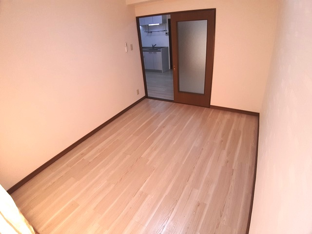 オアシス鷹丘の洋室