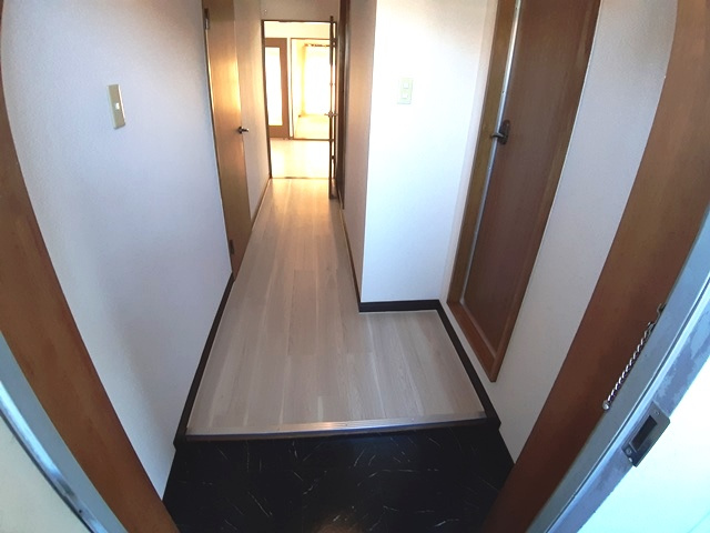 オアシス鷹丘の玄関