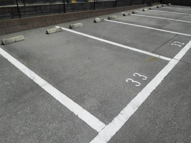 加古川市野口町坂元北３丁目のアパートの駐車場