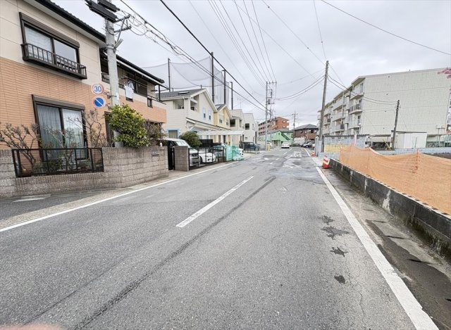 【前面道路含む現地写真】 | 志木市中宗岡1丁目　建築条件無売地　全26区画　(丸井志木店) | 北側7ｍ公道の様子／2026年3月6日撮影
子育てにうれしい公園隣接の住環境で、新生活を始めませんか。