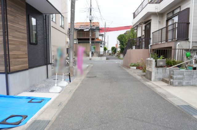 越谷市宮本町5丁目 新築分譲住宅の前面道路含む現地写真