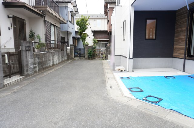 越谷市宮本町5丁目 新築分譲住宅の前面道路含む現地写真
