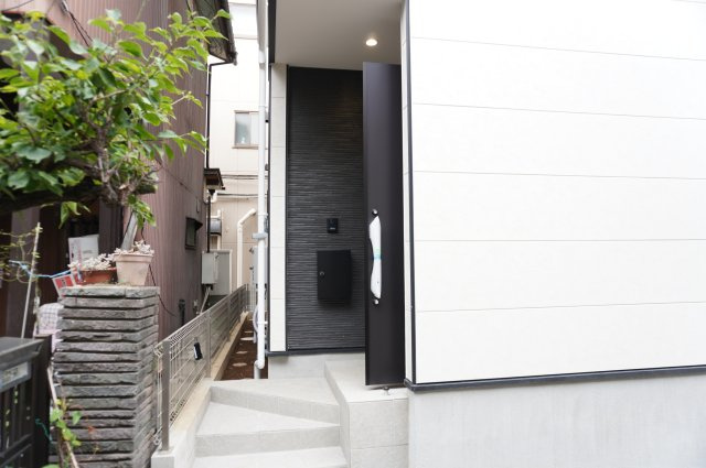 越谷市宮本町5丁目 新築分譲住宅の玄関