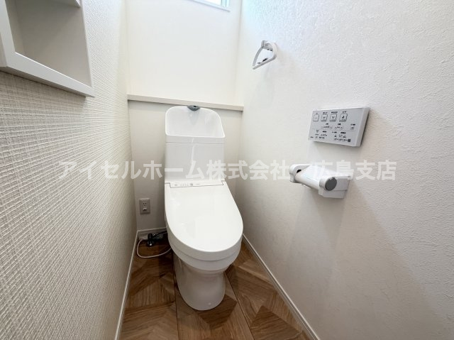 【トイレ】 | 【新規分譲２棟】本浦町の新築！（北棟） | トイレも気になるポイント。温水洗浄便座付きで快適で清潔感のある空間になっています。２階にもトイレがあるので、朝のラッシュアワーも安心です。