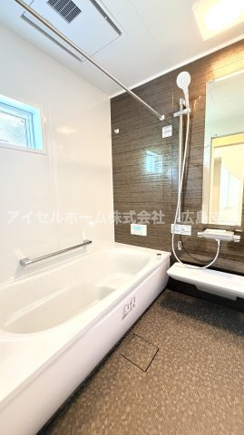 【浴室】 | 【新規分譲２棟】本浦町の新築！（北棟） | 落ち着いた色調のパネルが醸す時間、毎日の疲れを癒す場所だからこそ、忙しい日常を忘れOffになる時間をお楽しみください。