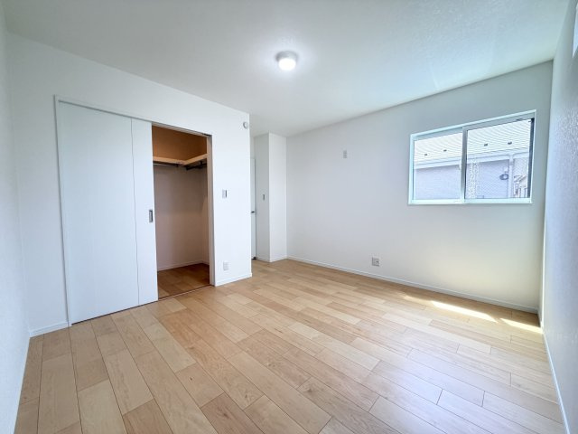 【洋室】 | 【新規分譲２棟】本浦町の新築！（北棟） | プライベートなお部屋では静かに時を過ごしたい。読書をして、物思いにふける・・光りに満たされた安らぎの空間を演出しています。