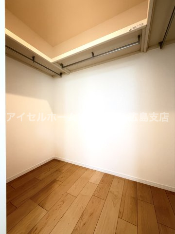 【洋室】 | 【新規分譲２棟】本浦町の新築！（北棟） | 着替えられるくらいのスペースがあるので、身に付ける物をまとめておけば、あれこれ探すこともなくスムーズに身支度を終わらせることができます。