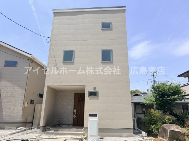 【外観】 | 【新規分譲２棟】本浦町の新築！（北棟） | 戸建住宅が立ち並ぶ一角新しい街での新しい暮らし。家族が想いを寄せ合い愛情を育む我が家。ここから始めてみませんか。北棟の外観です。