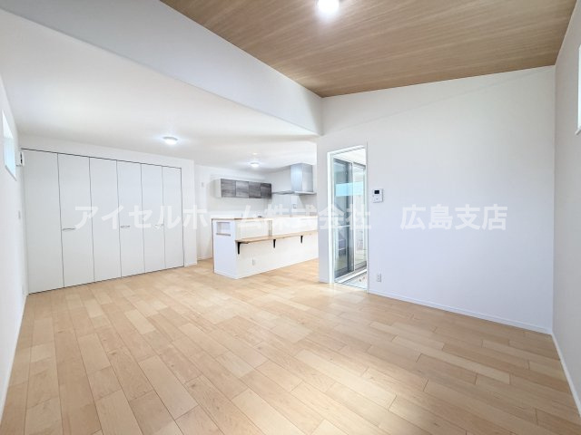 【洋室】 | 【新規分譲２棟】本浦町の新築！（北棟） | 木調の穏やかな風合いが居心地の良さを生み出すリビング。テラスからのやわらかな陽差しが入ってくる明るいリビングです。