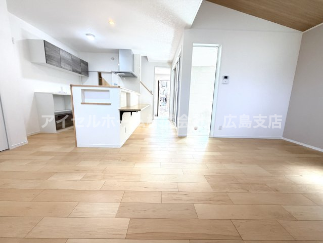 【居間・リビング】 | 【新規分譲２棟】本浦町の新築！（北棟） | ここから始まる「日常」はご家族にとって大切で貴重な時間となります。だからこそ、少しでも豊かに、少しでも快適に。そんな想いから生まれた邸宅は、これから先のお住まいをきっと支えてくれます。